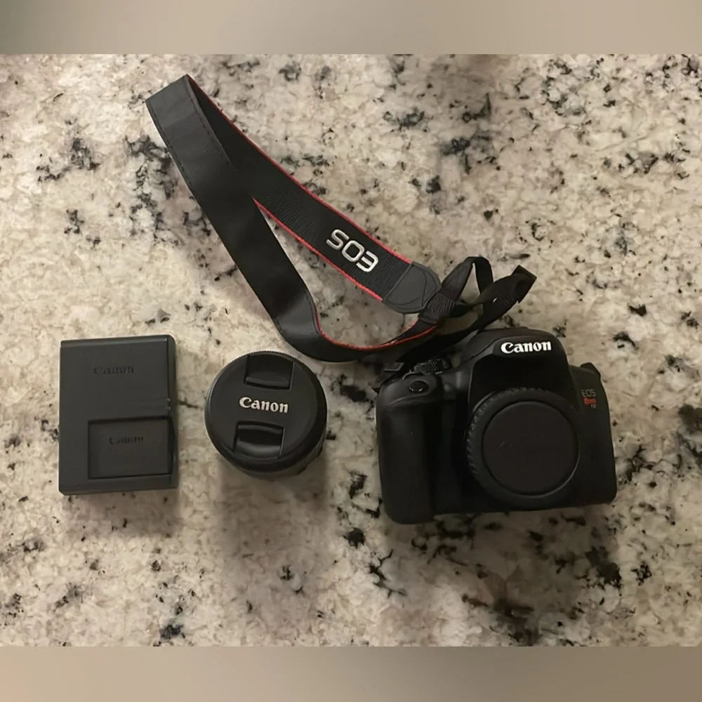 DSLR canon T8i rebel body with 18-55 mm lens and battery